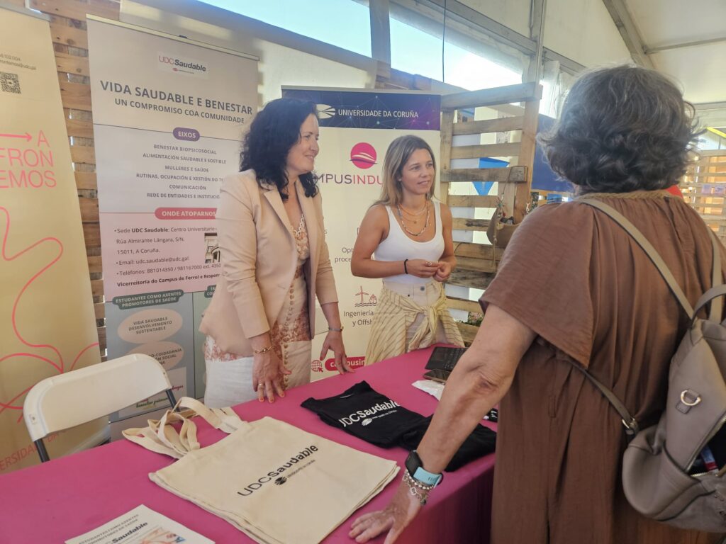 A vicerreitora Ana Áres no stand da UDC en Equiocio Ferrol